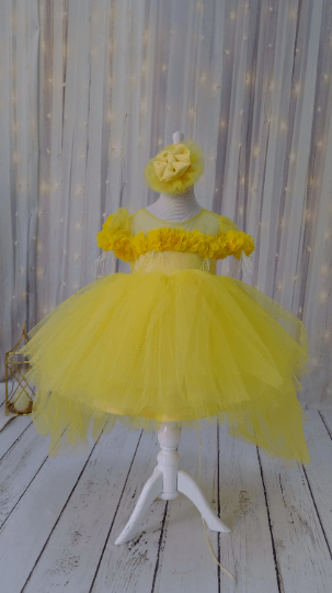 a yellow dress
