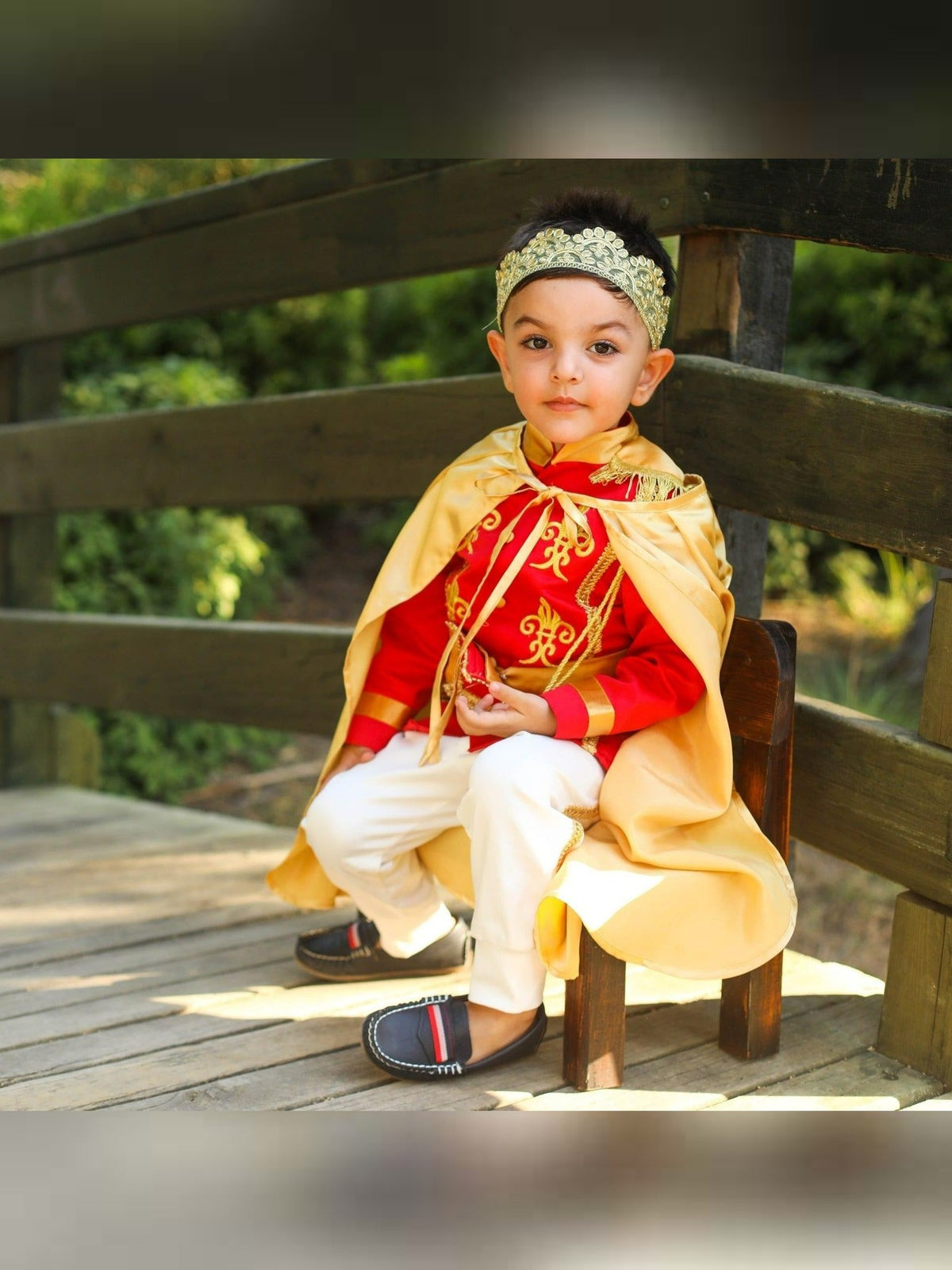 Prince Charming red costume for boys, featuring a striking red jacket with gold accents and matching pants. Perfect for costume parties or themed events, this outfit embodies the classic fairytale prince look