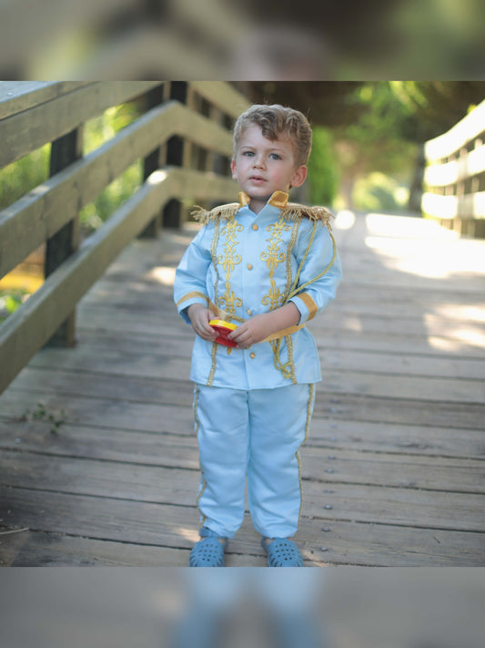 Prince Charming sky blue costume for boys, featuring a light blue jacket with gold detailing and matching pants. Ideal for costume parties or dress-up events, this outfit offers a classic fairytale look with a soft, elegant touch.