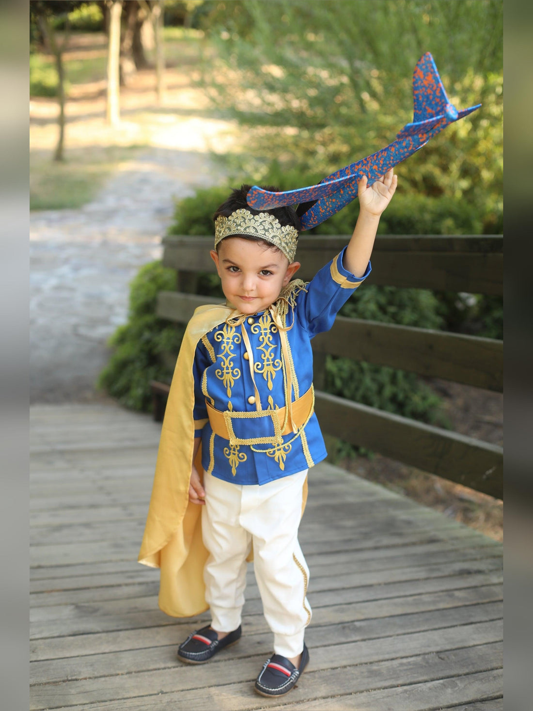 Prince Charming blue costume for boys, featuring a regal blue jacket with gold trim and matching pants. Ideal for costume parties or dress-up play, this outfit captures the classic fairytale look with elegant details.