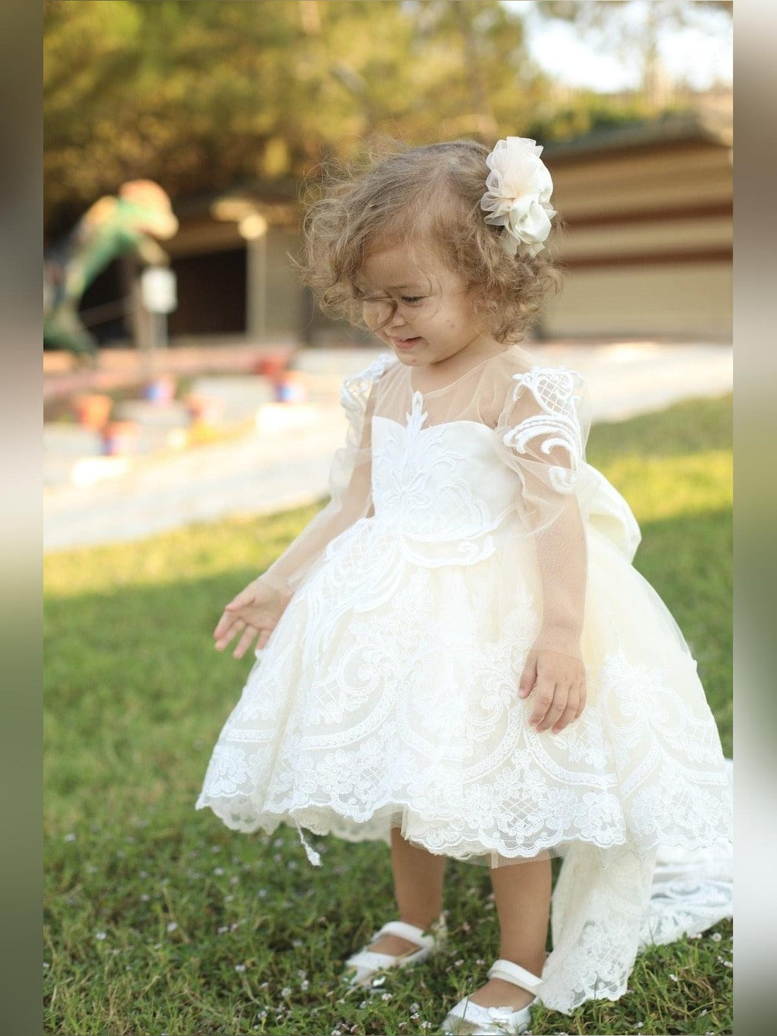 Elegant white long dress for baptism and flower girls, crafted from cotton, tulle, satin, and lace, ideal for formal ceremonies and celebrations.