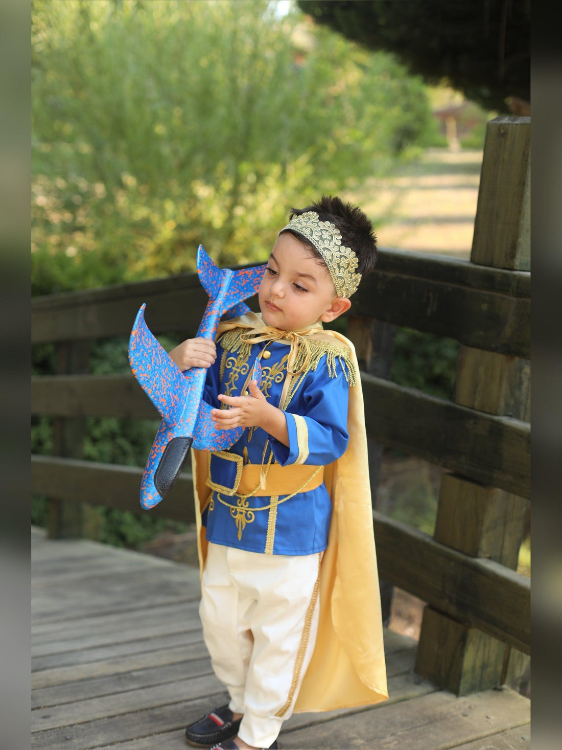 Prince Charming blue costume for boys, featuring a regal blue jacket with gold trim and matching pants. Ideal for costume parties or dress-up play, this outfit captures the classic fairytale look with elegant details.