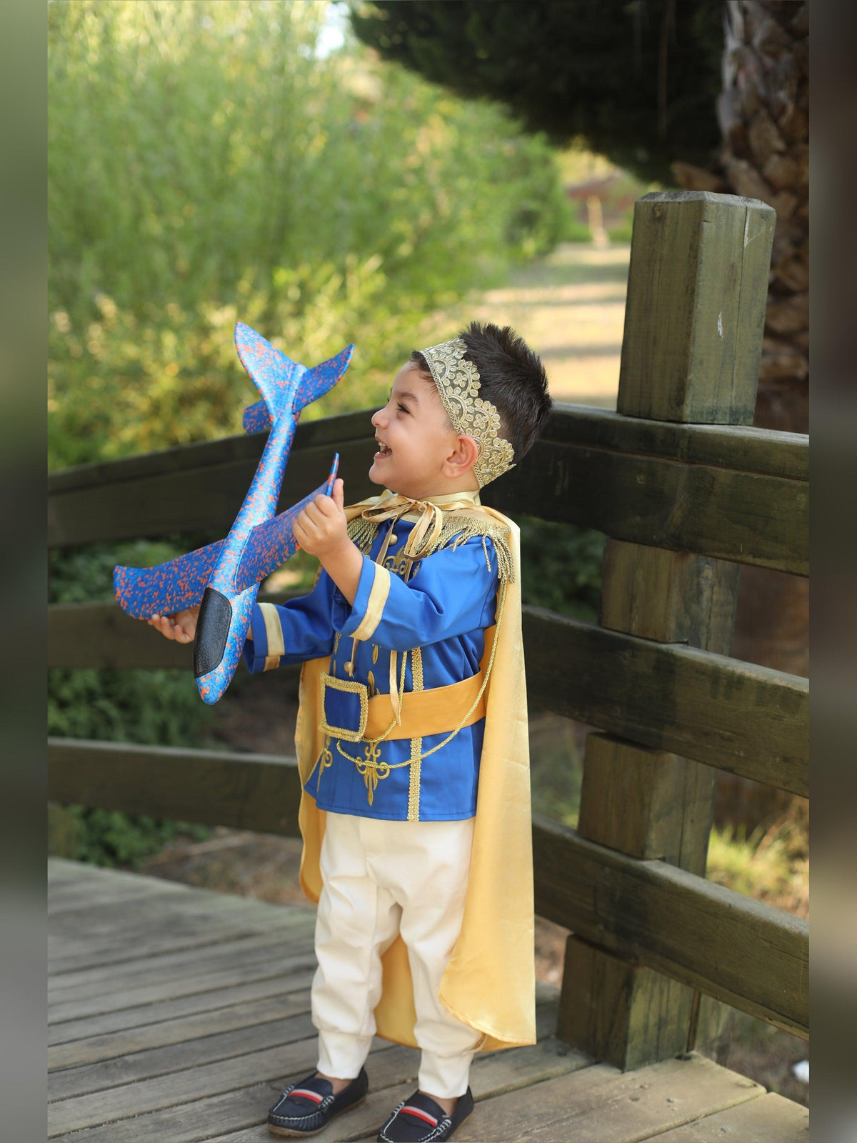 Prince Charming blue costume for boys, featuring a regal blue jacket with gold trim and matching pants. Ideal for costume parties or dress-up play, this outfit captures the classic fairytale look with elegant details.