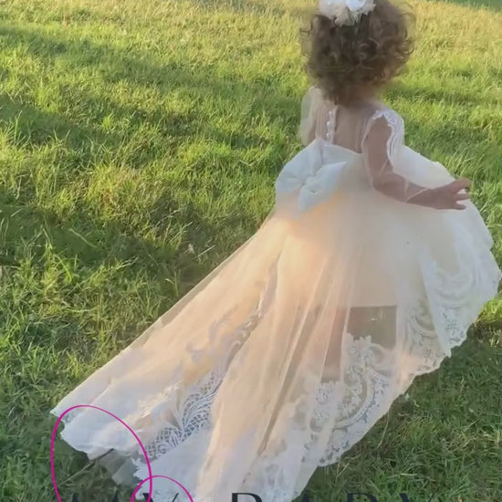 Elegant white long dress for baptism and flower girls, crafted from cotton, tulle, satin, and lace, ideal for formal ceremonies and celebrations.