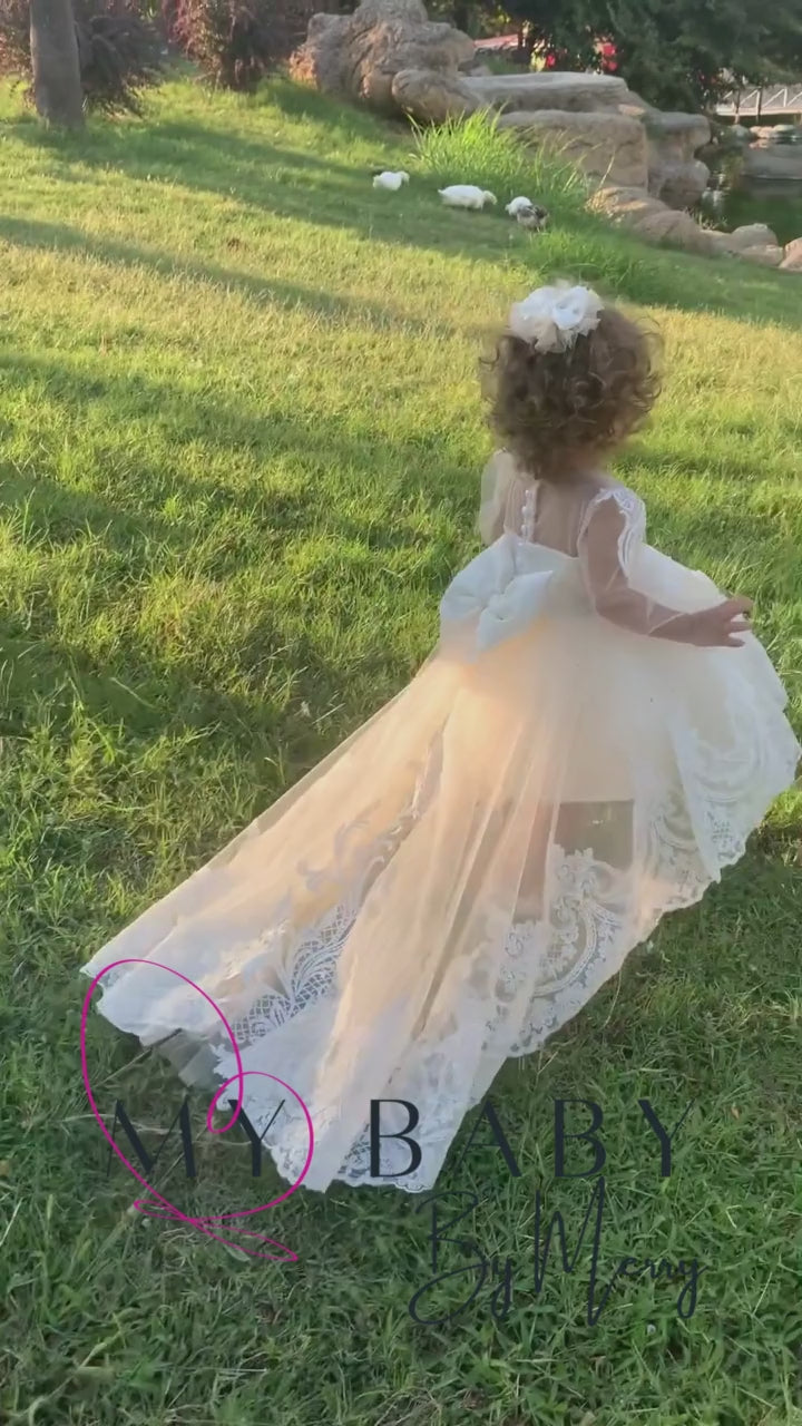 Elegant white long dress for baptism and flower girls, crafted from cotton, tulle, satin, and lace, ideal for formal ceremonies and celebrations.