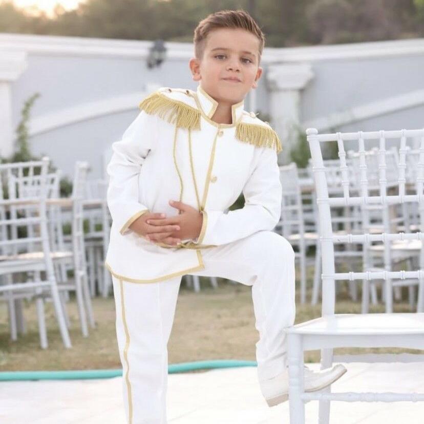 Full outfit of the boys' Prince Charming tuxedo set – From the bow tie to the vest and pants, this charming white suit offers a cohesive, formal ensemble, giving young boys a princely appearance. Ideal for weddings, baptisms, and other significant milestones.