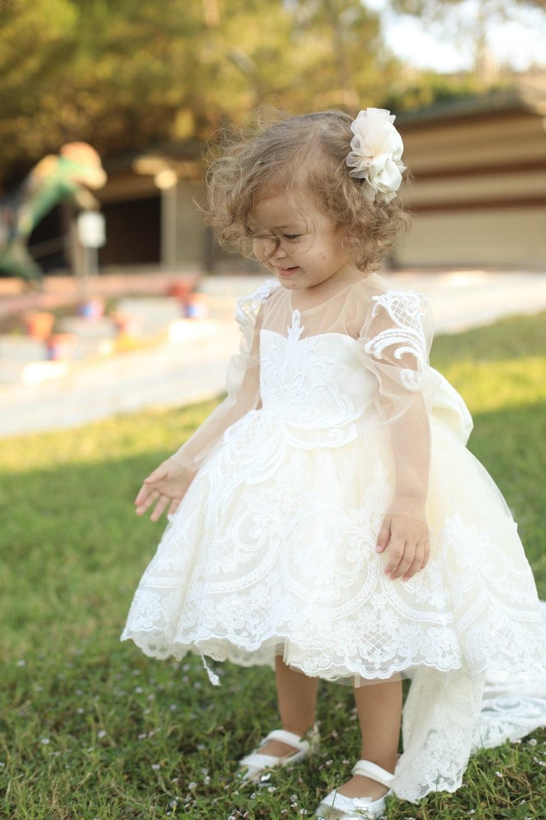 Elegant white long dress for baptism and flower girls, crafted from cotton, tulle, satin, and lace, ideal for formal ceremonies and celebrations.